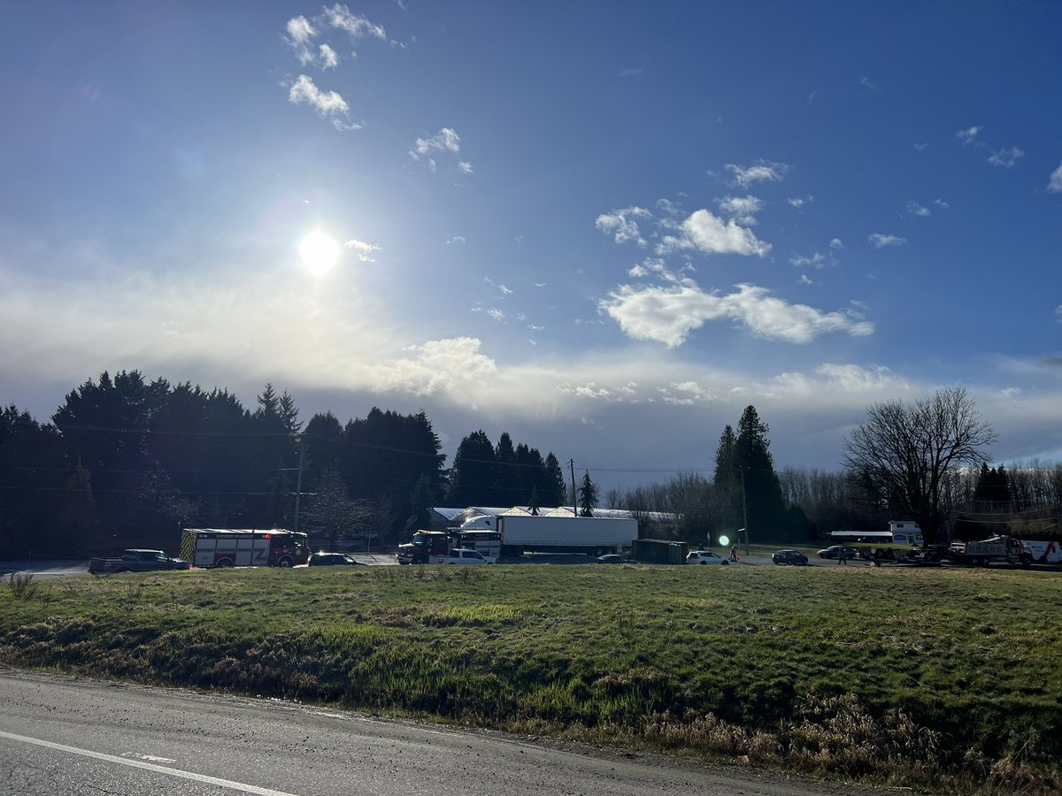88F250's tweet photo. @AM730Traffic Langley on 56th ave WB just after 264th, an upside down dump truck transfer trailer on the road. Came off the trailer, gravel everywhere. Slowing down traffic trying to get off the freeway to avoid the Hwy 1 closure. WB lane blocked, as well as the EB lane partially https://t.co/S0SI9QSo2B