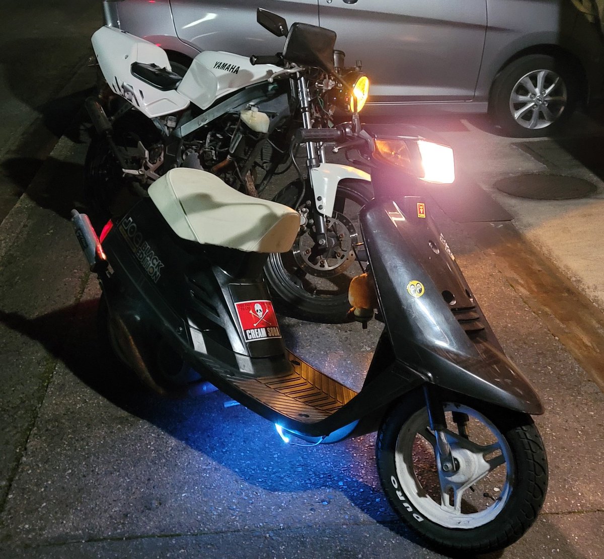 gagagagagabaaim's tweet photo. どっちもかっこいい!! #YAMAHA #2JA #JOG #TZR50R #4EU https://t.co/tpK3D0eJXj