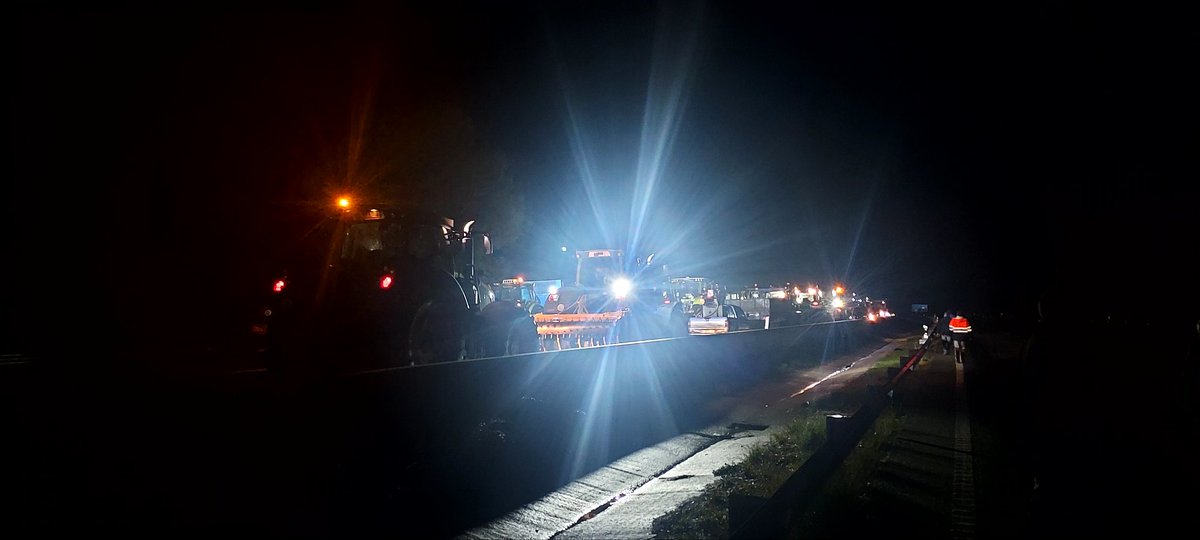 danicornella's tweet photo. 🚜 centenars de tractors tallen per sorpresa l'AP7 i la N-II #RevoltaPagesa 
👉 La pagesia i ramaderia ha dit prou: Solucions JA! https://t.co/De1Seu6XzJ