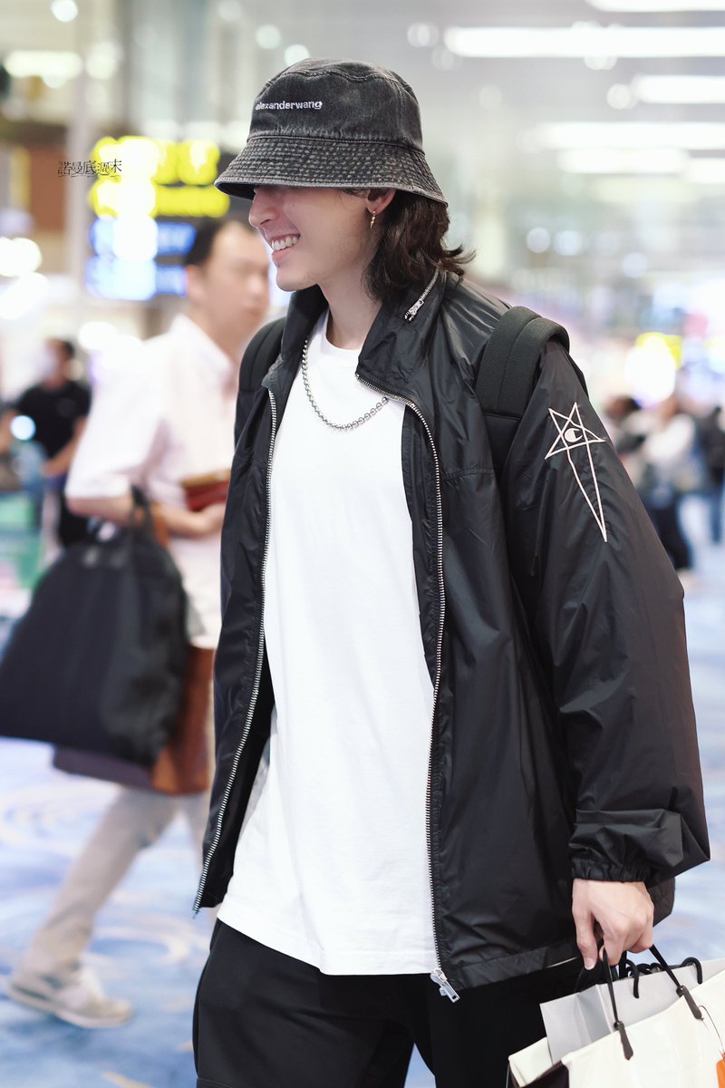 NormandyWeekend's tweet photo. 𝟐𝟑𝟎𝟐𝟐𝟕 ✈️
快乐爱笑小学生🥳Part.1

#ZhangZhehan张哲瀚 #张哲瀚 #張哲瀚 #ZZH #チャンジャーハン #장철한 #장저한 #จางเจ๋อฮั่น #TheRealZhangZhehan #ZhangSanjian https://t.co/KebR9p3rg2