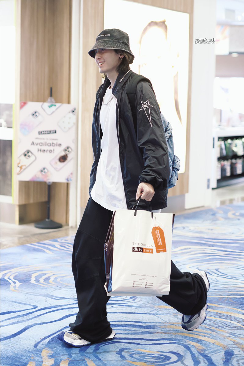 NormandyWeekend's tweet photo. 𝟐𝟑𝟎𝟐𝟐𝟕 ✈️
快乐爱笑小学生🥳Part.1

#ZhangZhehan张哲瀚 #张哲瀚 #張哲瀚 #ZZH #チャンジャーハン #장철한 #장저한 #จางเจ๋อฮั่น #TheRealZhangZhehan #ZhangSanjian https://t.co/KebR9p3rg2