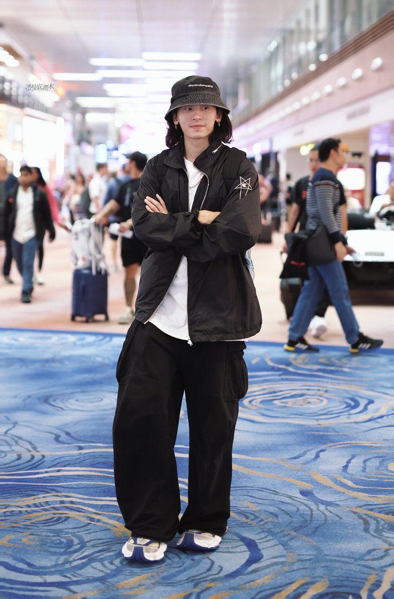 NormandyWeekend's tweet photo. 𝟐𝟑𝟎𝟐𝟐𝟕 ✈️
快乐爱笑小学生🥳Part.1

#ZhangZhehan张哲瀚 #张哲瀚 #張哲瀚 #ZZH #チャンジャーハン #장철한 #장저한 #จางเจ๋อฮั่น #TheRealZhangZhehan #ZhangSanjian https://t.co/KebR9p3rg2