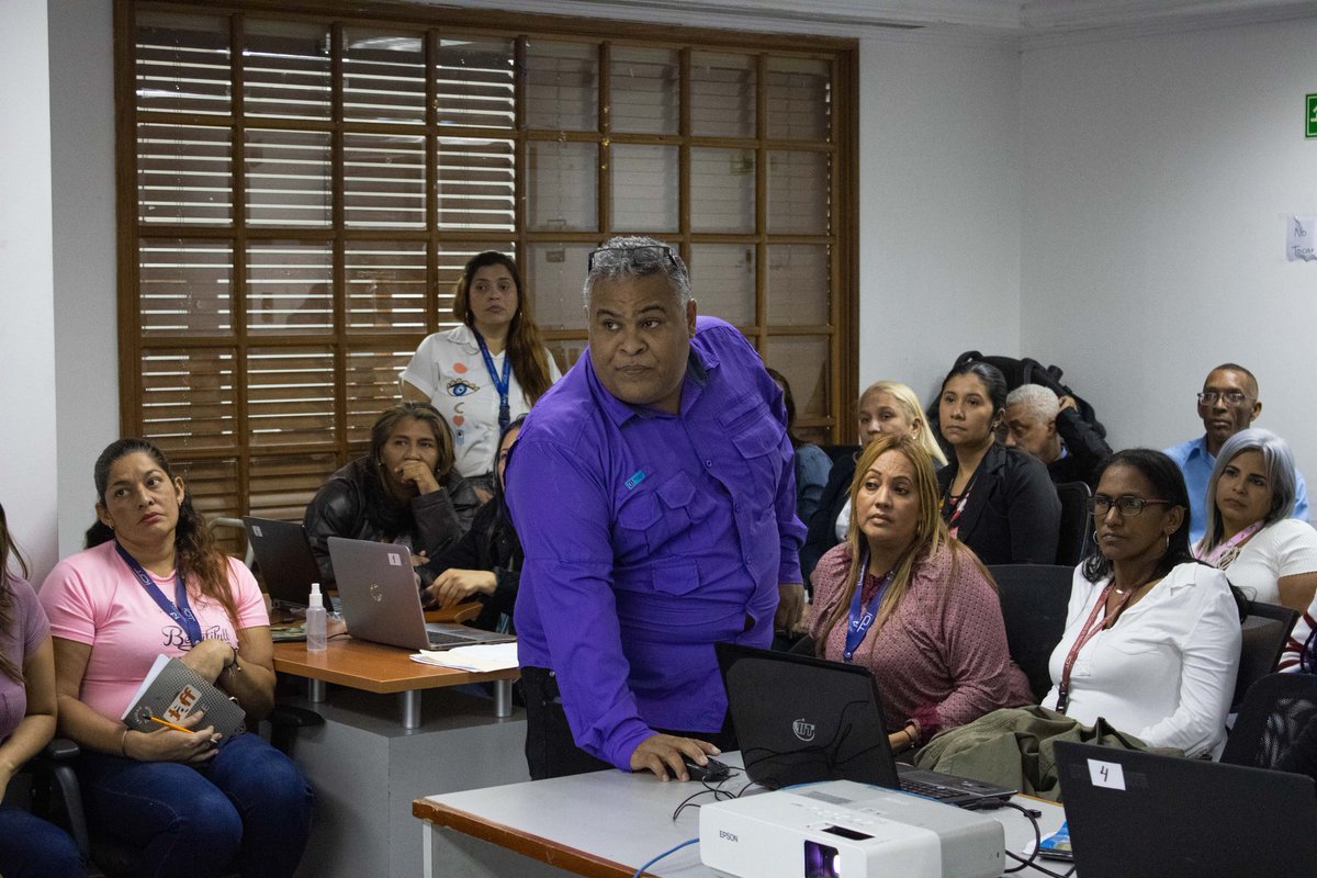 gladysrequena's tweet photo. Este lunes me reuní con el personal que conforma la Coordinación Nacional de Inspección y Vigilancia de la Inspectoría General de Tribunales, a fin de avanzar en la construcción  de un formato digital de presentacion de informes que recojan las Inspecciones de carácter complejas https://t.co/aQFAQ0eszi