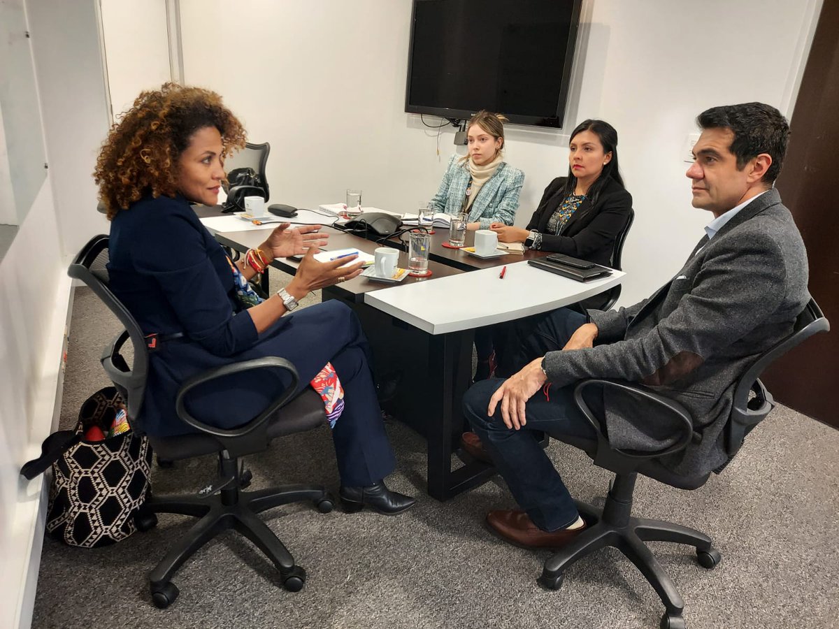 Caliturismocol's tweet photo. Nos reunimos con @puentesjc ,presidente de inversión de @PROCOLOMBIACO,  para gestionar recursos y realizar alianzas que permitan a #Cali estar en la agenda de inversión internacional del  país. 
El turismo médico, una de las agendas compartidas.👌 @MabelLaraNews @AlcaldiaDeCali https://t.co/pmhOuvr1xg