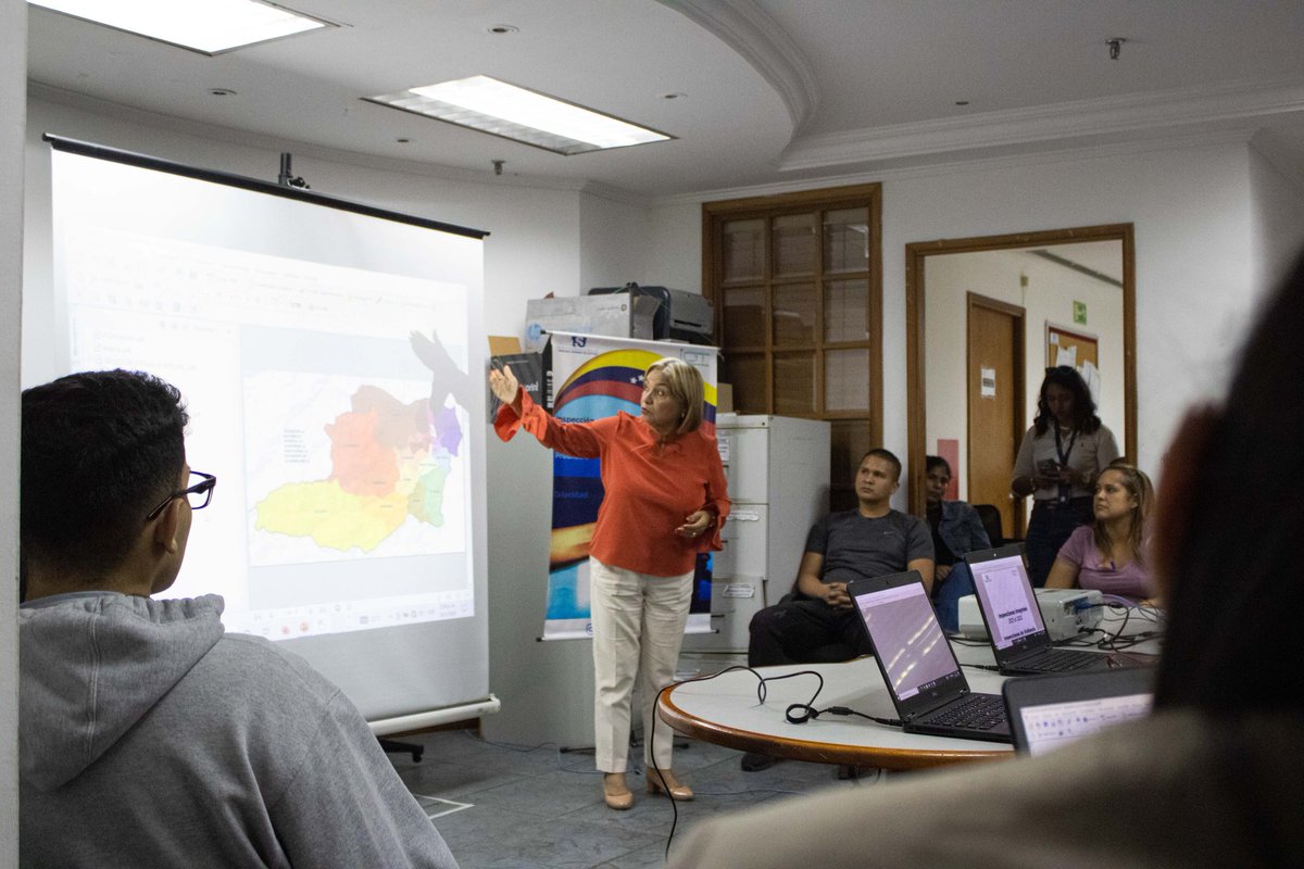 gladysrequena's tweet photo. #26Feb Trabajamos en nuevos metodos de administración de la información mediante libros digitales. https://t.co/z2LGr1oWYz