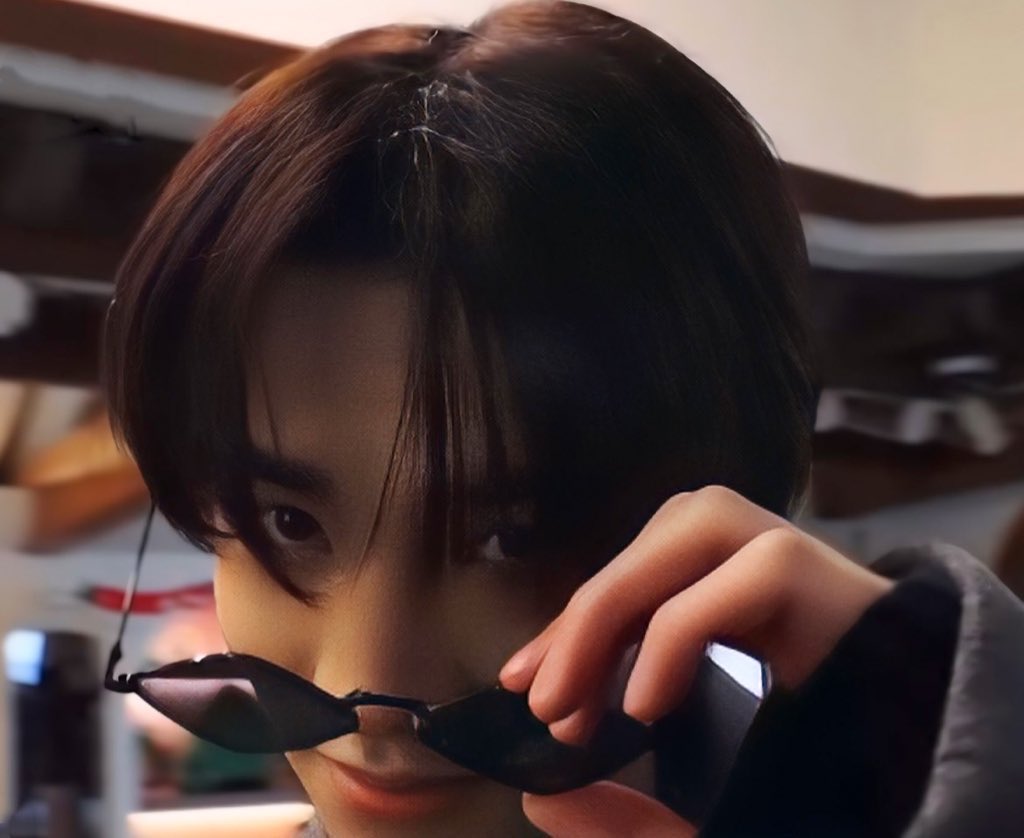 shinyuarchive's tweet image. SHINYU IN SUNGLASSES LOOKS SO COOL