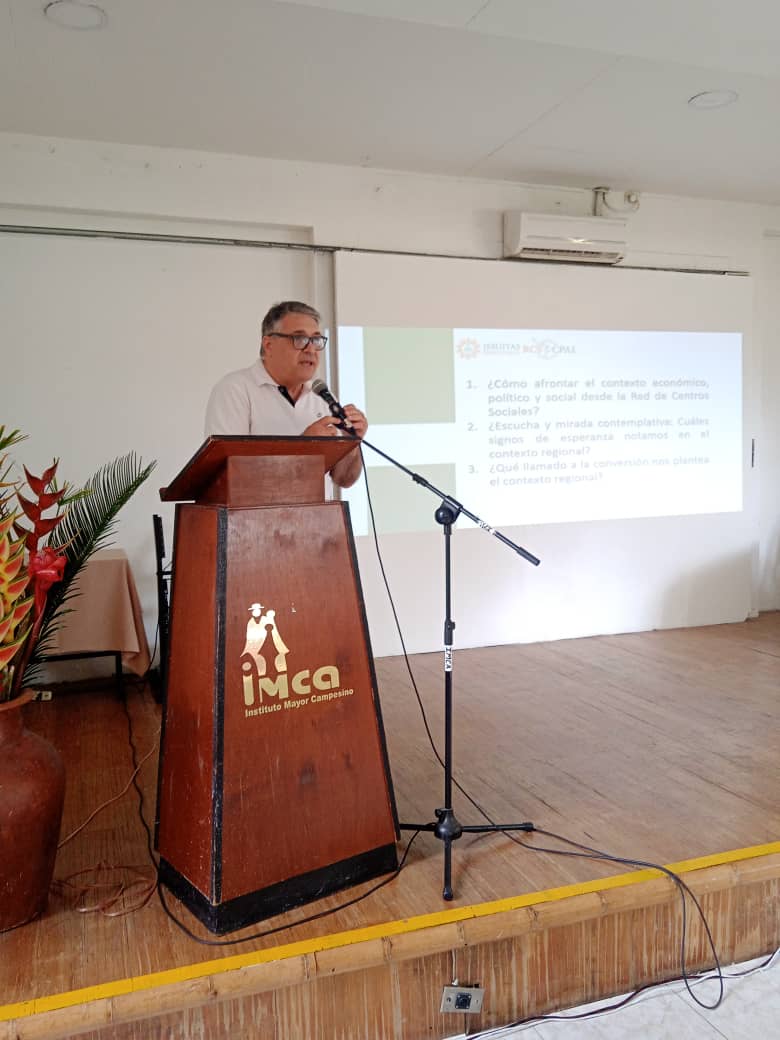 RCS_CPAL's tweet photo. Piero Trepiccione, coordinador de la RCS, expone la metodología para analizar el contexto económico, político y social de la región, destacando los signos de esperanza y los llamados a la conversión que nos demanda nuestra región
#26Feb #AsambleaAnualRCS #Buga2024 #SomosJesuitas https://t.co/H7nJsjJCV5