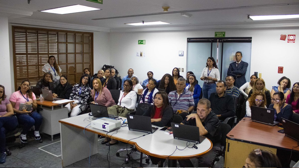 gladysrequena's tweet photo. Este lunes me reuní con el personal que conforma la Coordinación Nacional de Inspección y Vigilancia de la Inspectoría General de Tribunales, a fin de avanzar en la construcción  de un formato digital de presentacion de informes que recojan las Inspecciones de carácter complejas https://t.co/aQFAQ0eszi