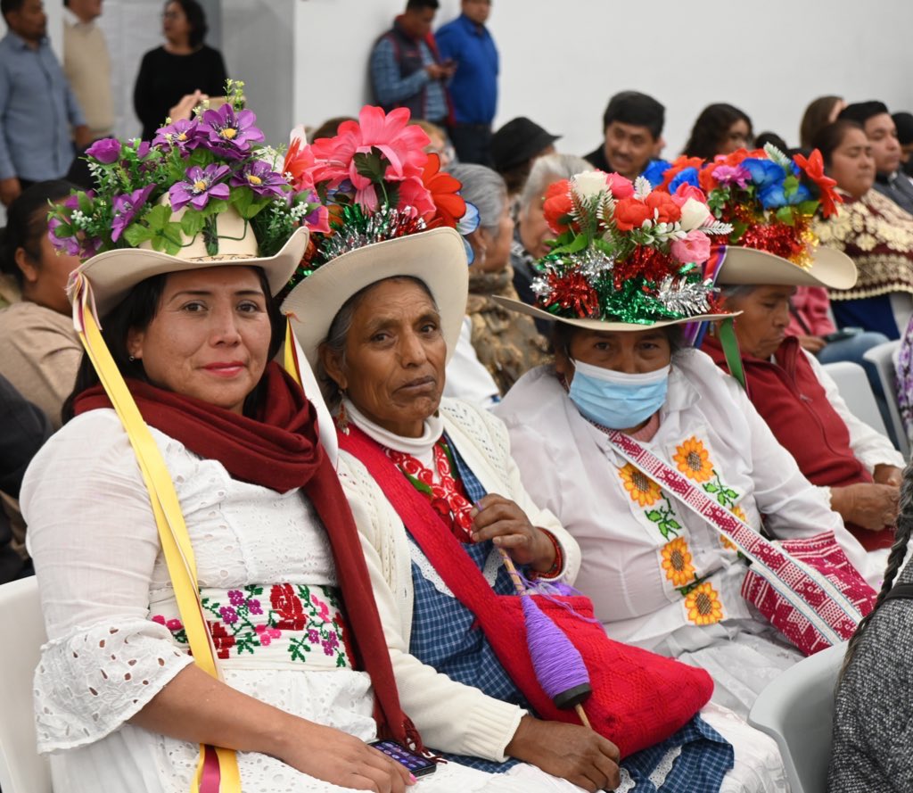 ¿Sabían que en nuestro Atizapán de Zaragoza contamos con más de 100 #Artesanos debidamente credencializados? Un gusto asistir a la entrega de credenciales a #Mexiquenses que plasman en cada pieza amor, tradición e identidad, por parte de <a href="/iifaem/">Artesanías del Estado de México</a>.