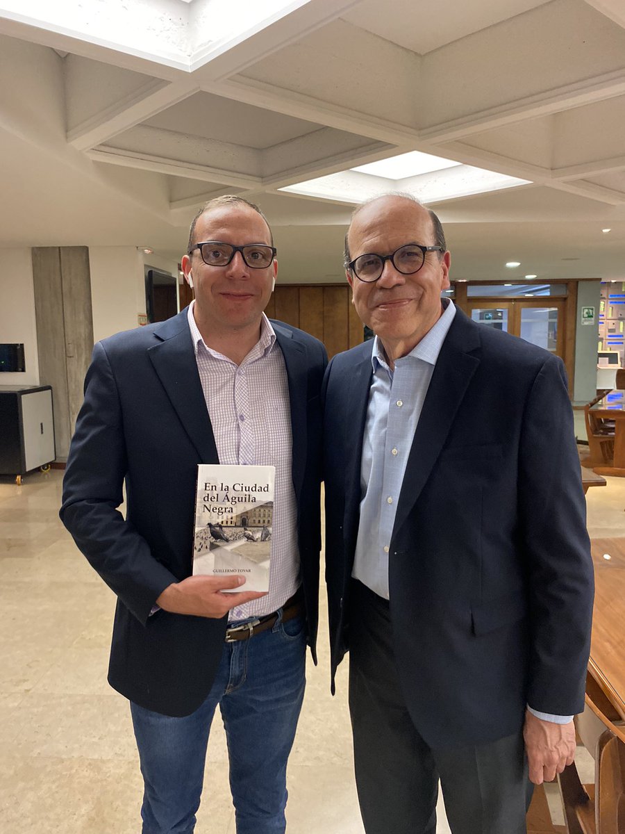 Que bueno es acompañar a los amigos y ver los frutos de su trabajo. Felicitaciones a Guillermo Tovar por el lanzamiento de su libro En La Ciudad del Águila Negra. Enhorabuena, Guille.