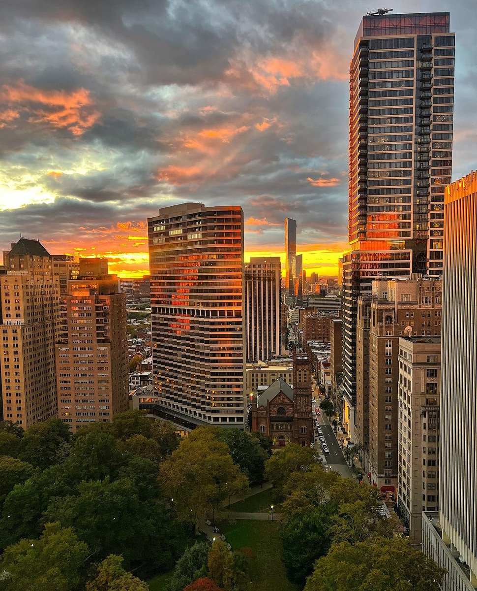 We're obsessed with Philly's golden hour. 💛
#visitphilly #explorephilly 

📸: phillyfeeling and secretphiladelphia on IG