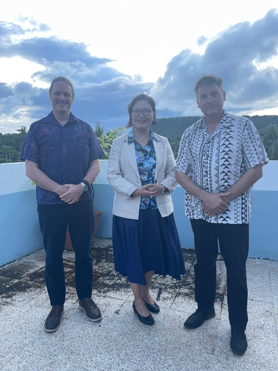 Our Resident Representative @TuyaLive presented her credentials to Hon. Secretary of Foreign Affairs, Lorin S Robert of 🇫🇲. Our partnership promotes sustainable development: Reef to Ridge, resilience, renewable energy, combating invasive species, and gender equality .