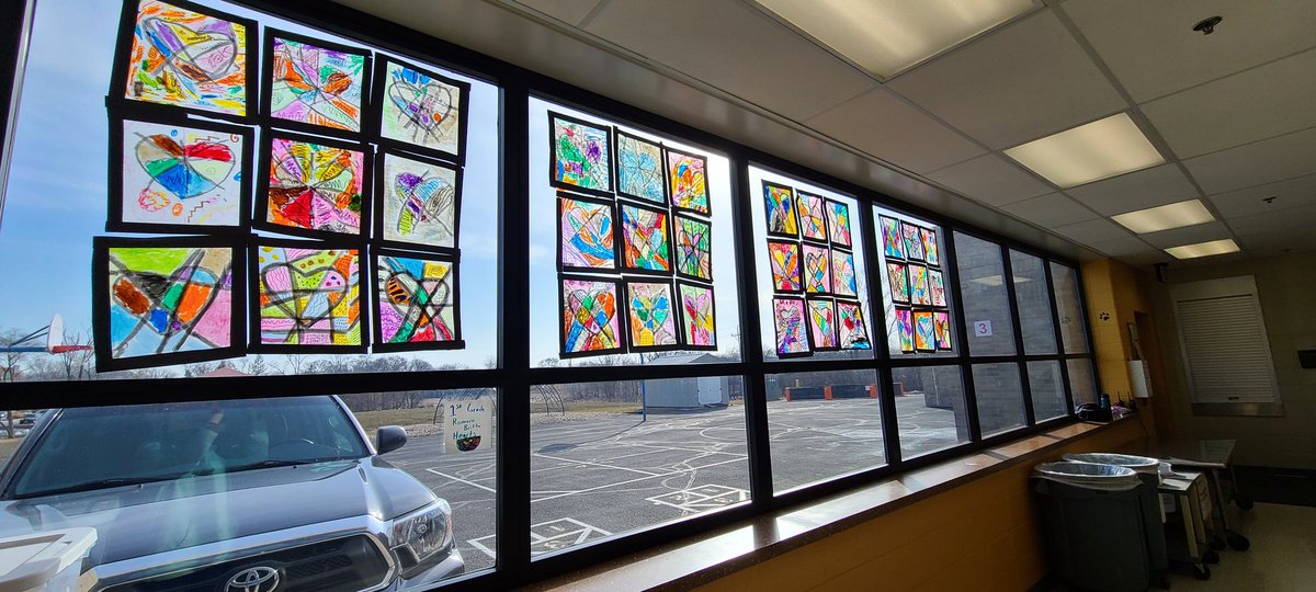 BCreative_Chaos's tweet photo. Put up my 1st Romero Britto inspired "stained glass" hearts today. 💕
#artedu #k12art https://t.co/AaQ3PAsW9L