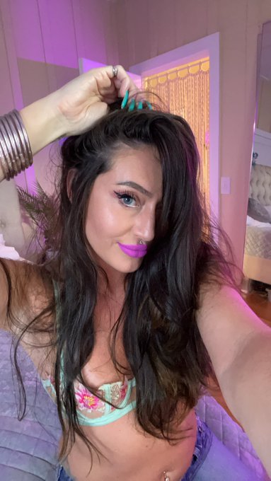 I&rsquo;m m online https://t.co/KlVCeE7Mgs