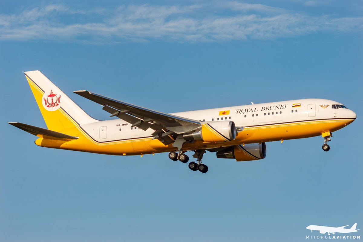 With only 121 of the 767-200ERS produced, this Brunei Government <a href="/Boeing/">The Boeing Company</a> 767-27G(ER) (V8-MHB, MSN: 25537) is one of the few 767s that we see in Australia. It was nice to snap her as she glides into <a href="/Melair/">Melbourne Airport</a> on the weekend.

#planespotting #avgeek

flic.kr/p/2pA8Z2e