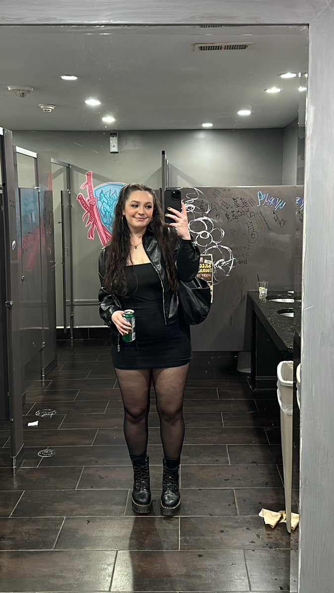hoe4mothman's tweet photo. this outfit was cute 😌 https://t.co/tRl9rENYM8