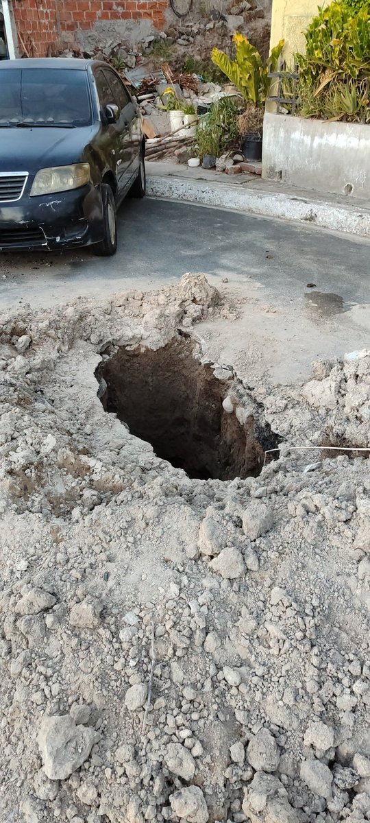 GuiaFran's tweet photo. Necesitamos que @ANDASV nos envíe a su equipo de trabajo de manera urgente para que tapen el agujero que hicieron la última vez que hicieron la reparacion, ya hace una semana. Final Calle Atlacatl col Santa Rosa, Ciudad Delgado https://t.co/jiC2cW4fUE