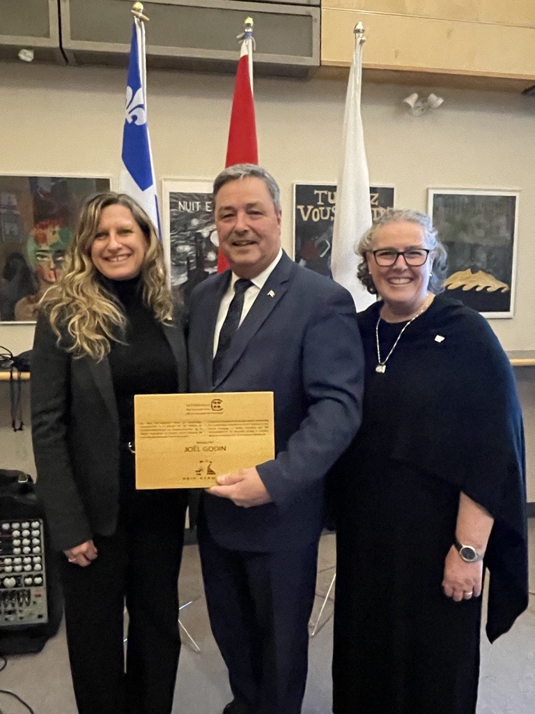 CsfCb's tweet photo. Marie-Pierre Lavoie et Pascale Bernier du CSF ont assisté à la cérémonie de remise du prix #Kermode au député @Joelgodinpjc organisée par la @FedeFrancoCB.
Félicitations pour son engagement indéfectible envers la #francophonie et pour la Loi sur les langues officielles !🇨🇦 https://t.co/RUJNyyRBdN