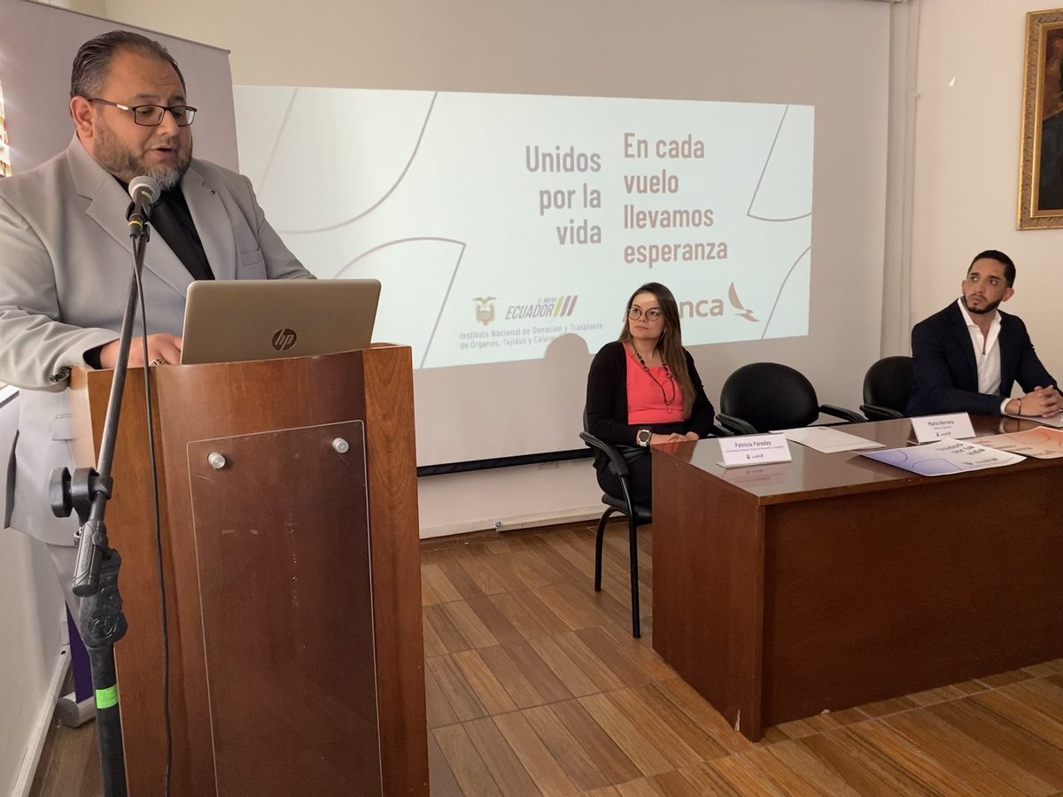 IndotEcuador's tweet photo. En el marco del #27F Día Mundial de los Trasplantes de Órganos y Tejidos, el #INDOT suscribió una alianza con @avianca Ecuador que permitirá transportar pacientes, órganos, tejidos, muestras biológicas y personal médico.

Juan Francisco Ortiz, Country Officer de Avianca en Ecuador, manifestó “este convenio es un reflejo de la dedicación a contribuir de manera significativa a la población ecuatoriana. Entendemos la importancia crítica que la donación tiene para salvar vidas y mejorar la salud de muchas personas, por eso nos enorgullece hacer parte de un trabajo conjunto con INDOT y hacer tangible nuestro aporte en esta causa”.

Por otro lado, @marioherrerav, director ejecutivo del INDOT, aseguró que “se asume un gran compromiso para trabajar de la mano con #Avianca, a la vez con la activa participación de los profesionales de la salud, instituciones, actores y organismos vinculados; impulsaremos los procesos de donación y trasplantes en cada rincón del país”. 

Además, destacó, que cada vez más personas acceden a un trasplante, comparando los datos de enero 2023 respecto al 2024, existe un incremento del 35%, ya que en enero 2023 se realizaron - 40 trasplantes - y en enero 2024 - 62 trasplantes. 
En #ElNuevoEcuador, la salud y la vida de la población es nuestra prioridad.
