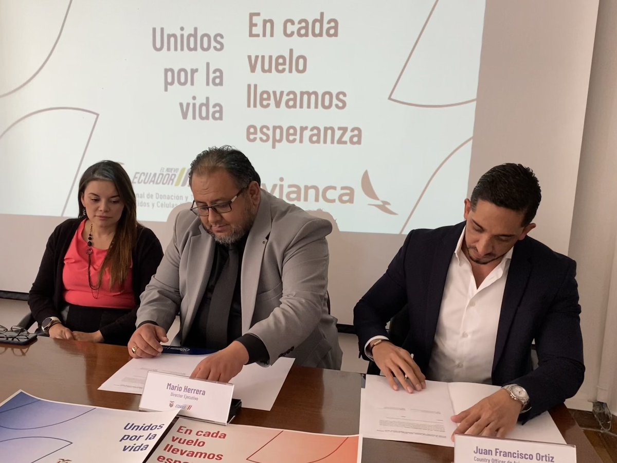 IndotEcuador's tweet photo. En el marco del #27F Día Mundial de los Trasplantes de Órganos y Tejidos, el #INDOT suscribió una alianza con @avianca Ecuador que permitirá transportar pacientes, órganos, tejidos, muestras biológicas y personal médico.

Juan Francisco Ortiz, Country Officer de Avianca en Ecuador, manifestó “este convenio es un reflejo de la dedicación a contribuir de manera significativa a la población ecuatoriana. Entendemos la importancia crítica que la donación tiene para salvar vidas y mejorar la salud de muchas personas, por eso nos enorgullece hacer parte de un trabajo conjunto con INDOT y hacer tangible nuestro aporte en esta causa”.

Por otro lado, @marioherrerav, director ejecutivo del INDOT, aseguró que “se asume un gran compromiso para trabajar de la mano con #Avianca, a la vez con la activa participación de los profesionales de la salud, instituciones, actores y organismos vinculados; impulsaremos los procesos de donación y trasplantes en cada rincón del país”. 

Además, destacó, que cada vez más personas acceden a un trasplante, comparando los datos de enero 2023 respecto al 2024, existe un incremento del 35%, ya que en enero 2023 se realizaron - 40 trasplantes - y en enero 2024 - 62 trasplantes. 
En #ElNuevoEcuador, la salud y la vida de la población es nuestra prioridad.