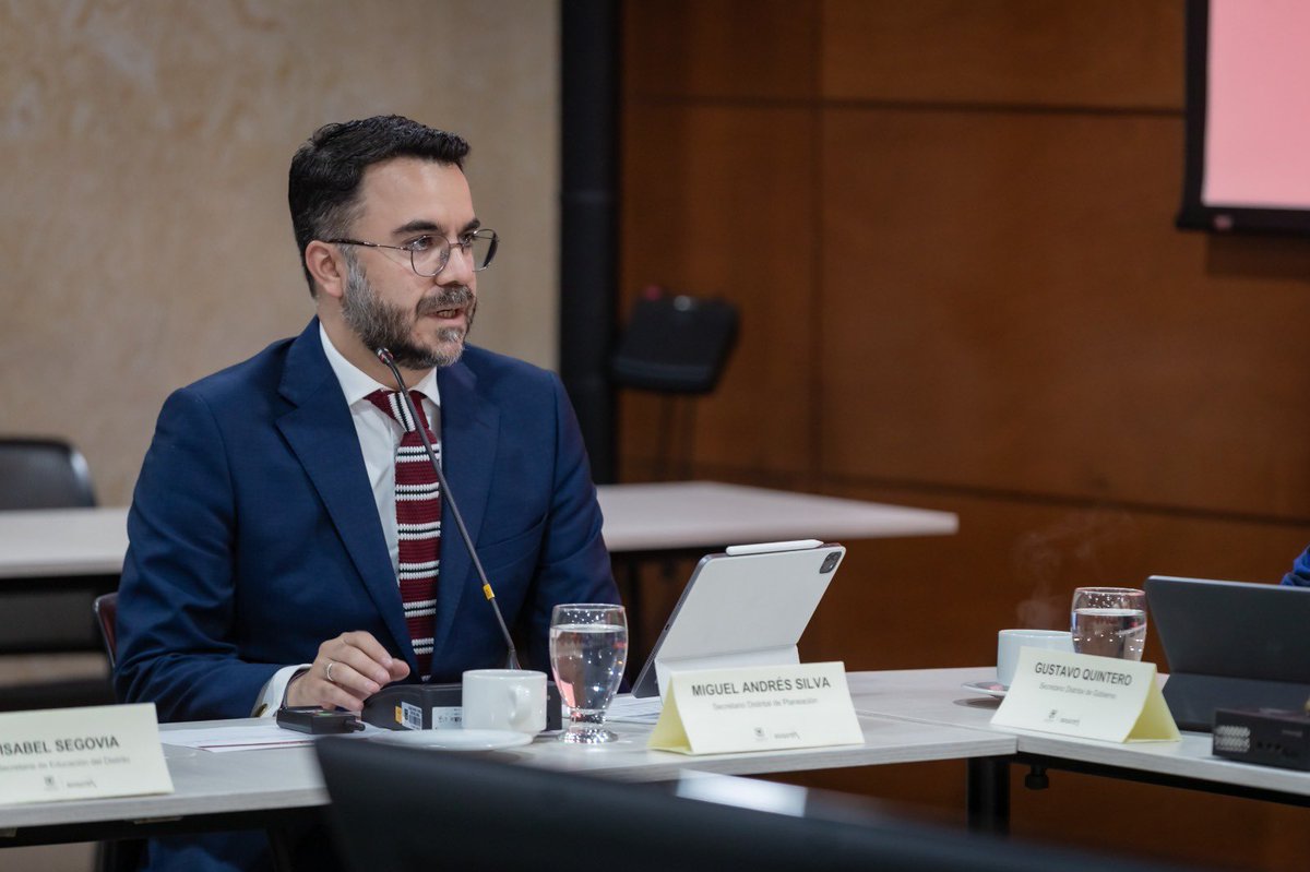 MSilvaMoyano's tweet photo. Se acaba de aprobar en el Consejo de Gobierno nuestro anteproyecto de Plan de Desarrollo. No habría sido posible sin el esfuerzo, la dedicación y el compromiso del equipo de @planeacionbog y de todos los sectores de la administración #Bogotá #BogotáCaminaSegura https://t.co/7ViUgh3ULq