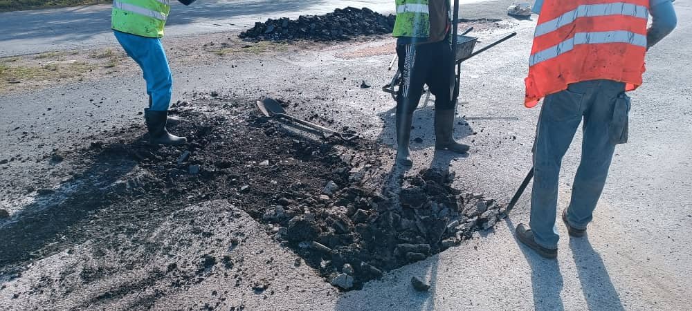Trabajo de bacheo en la Circunvalación Norte.#TransporteCamaguey#Camaguey