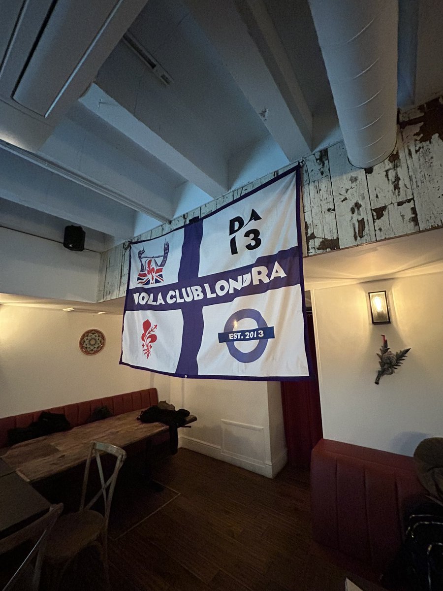 CiccioTavares's tweet photo. Tanto per non farsi mancare nulla ci si gusta la partita con chi la Fiorentina la vive costantemente a migliaia di kilometri di distanza. Un ringraziamento speciale e un abbraccio ai ragazzi del @ViolaClubLon22⚜️ https://t.co/cEzqkZa09D