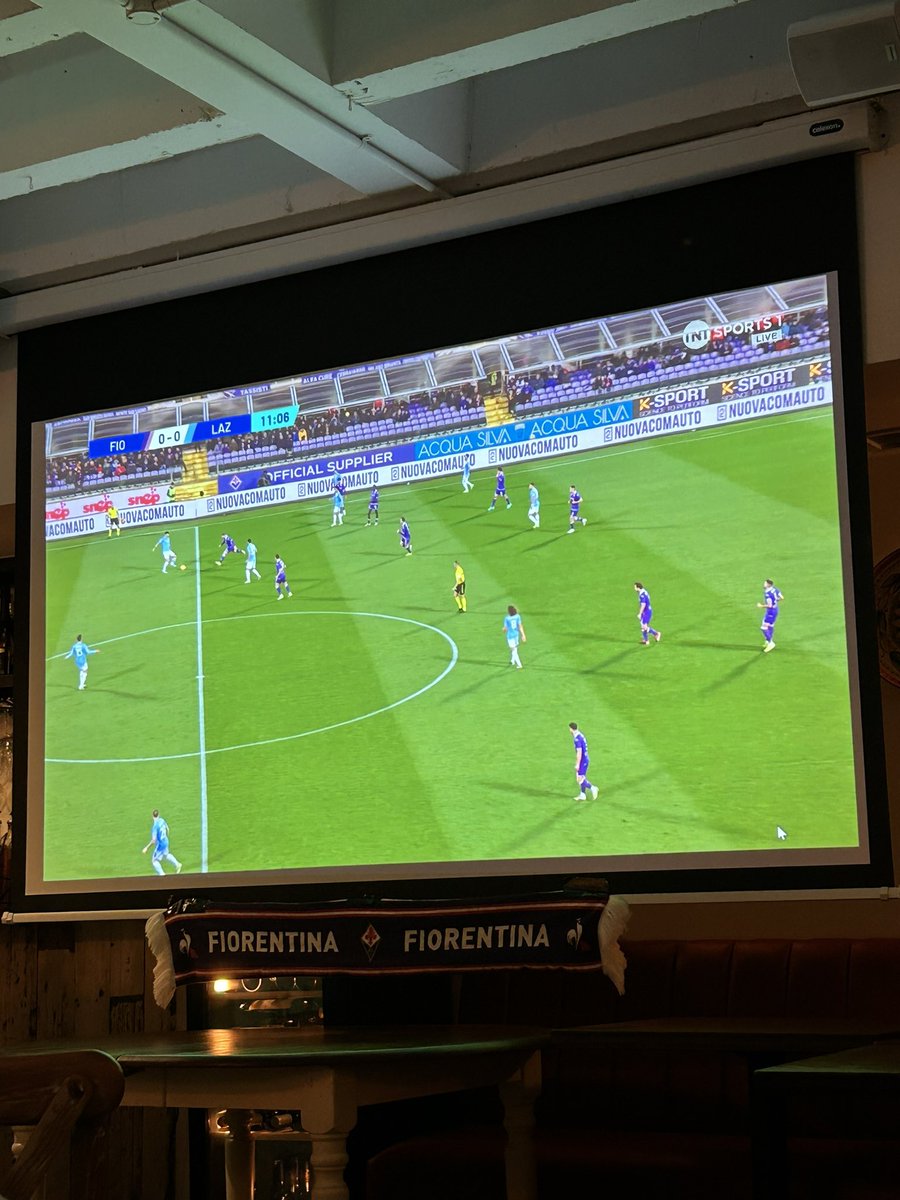 CiccioTavares's tweet photo. Tanto per non farsi mancare nulla ci si gusta la partita con chi la Fiorentina la vive costantemente a migliaia di kilometri di distanza. Un ringraziamento speciale e un abbraccio ai ragazzi del @ViolaClubLon22⚜️ https://t.co/cEzqkZa09D