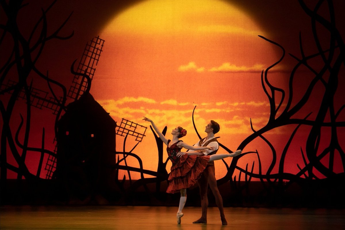 Hi everybody i wish you a happy #TutuTuesday in the 📷 Lauren Cuthbertson as Kitri and Matthew Ball as Basilio in Don Quixote from The Royal Ballet at convent garden. 📸 by Andrej Uspenski