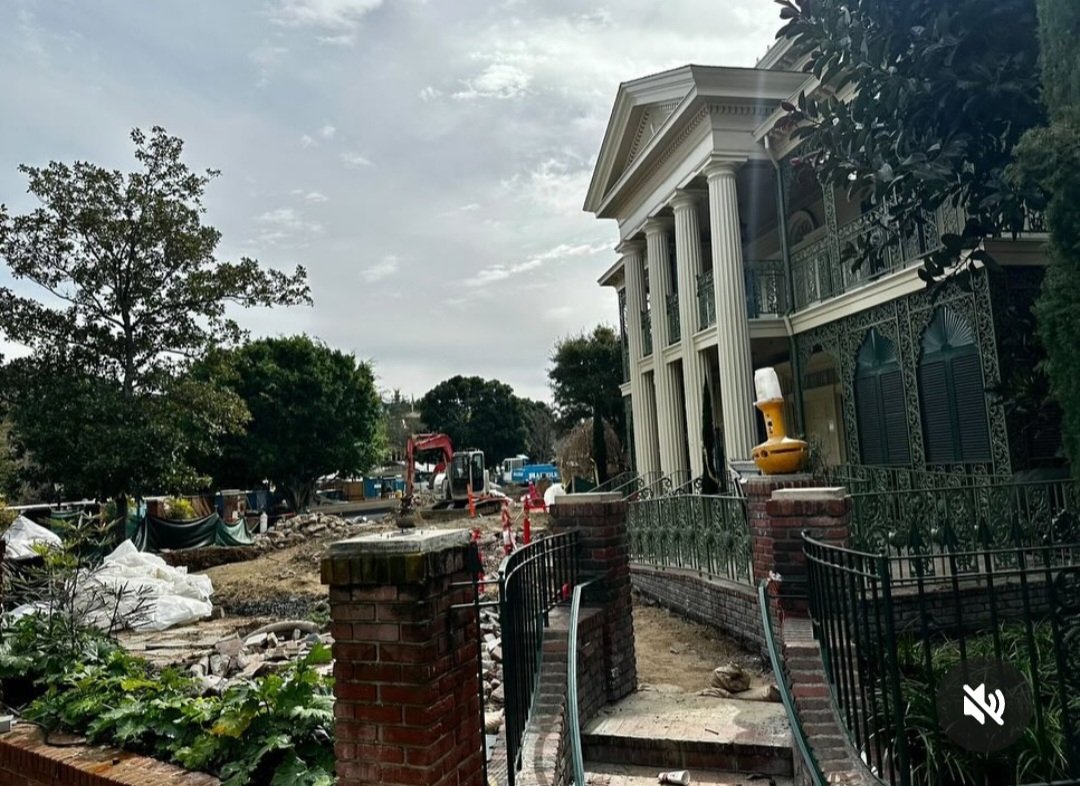 The original Haunted Mansion queue has been entirely demolished. This is sad. 

📷: freshbaked/gmach1man69 on IG.