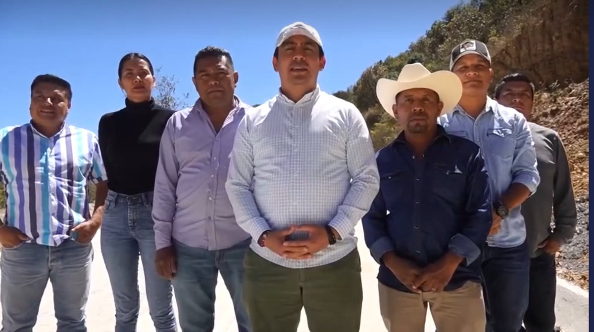 FSIMERMAN's tweet photo. El presidente municipal de Santa Catarina #Juquila @FelipeJuarezG supervisó los avances de la obra de 1.5 km de pavimentación en el acceso a la agencia de Santa María #Amialtepec y que en próximos días será inaugurada @lopezobrador_ @salomonj https://t.co/ImIDPkKs2Y
