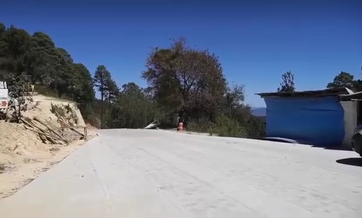 FSIMERMAN's tweet photo. El presidente municipal de Santa Catarina #Juquila @FelipeJuarezG supervisó los avances de la obra de 1.5 km de pavimentación en el acceso a la agencia de Santa María #Amialtepec y que en próximos días será inaugurada @lopezobrador_ @salomonj https://t.co/ImIDPkKs2Y