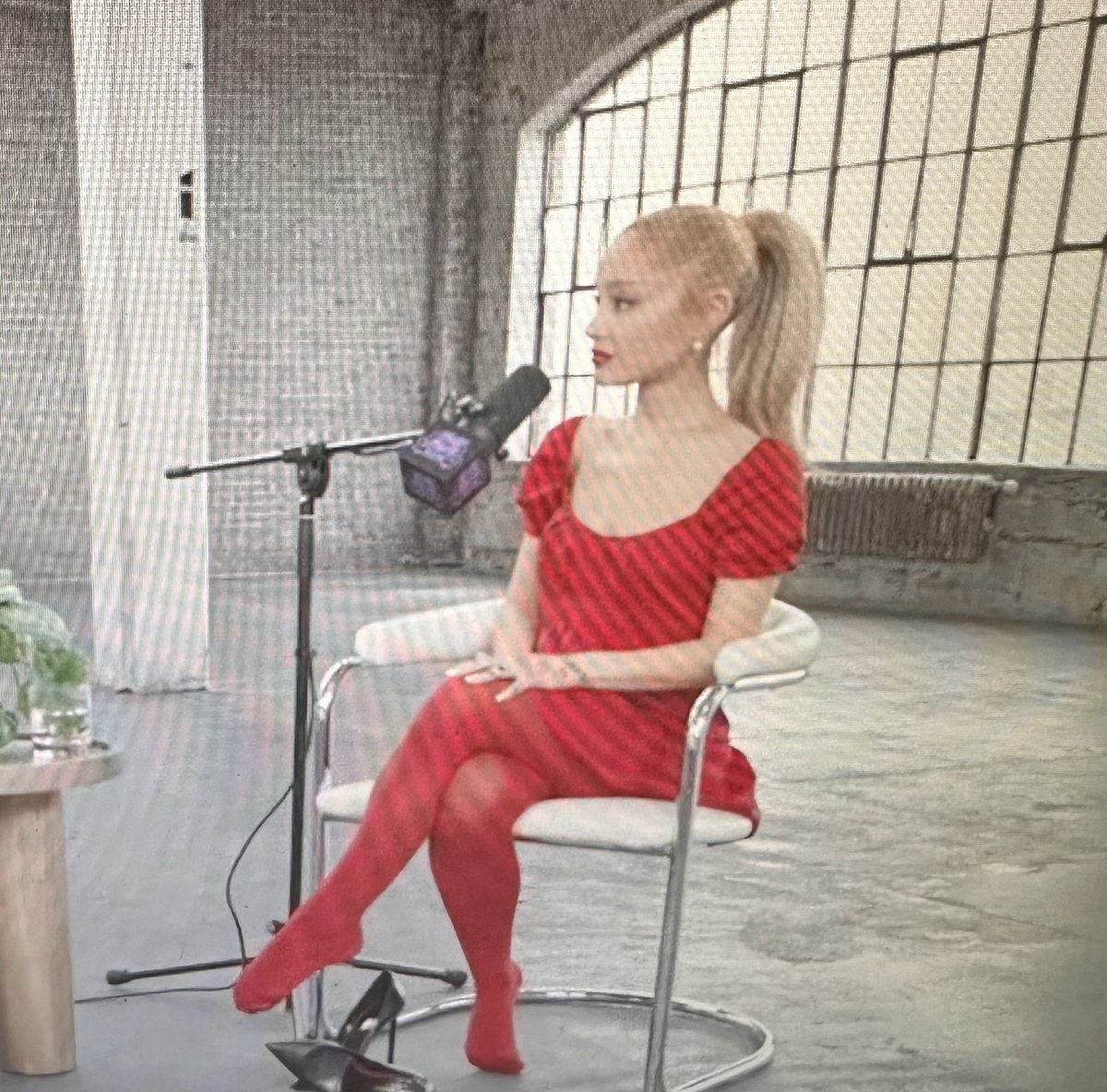 Ariana Grande's shoes are off not even 20 minutes into the interview #ArianaOnZachSang Ariana Grande's shoes are off not even 20 minutes into the interview #ArianaOnZachSang