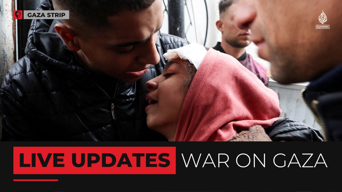 AJEnglish's tweet photo. Doctors at al-Shifa Hospital in Gaza City are treating victims on the floor after Israeli forces opened fire on people waiting for aid.  

🔴 Follow our LIVE coverage: https://t.co/caNAa9nNWx https://t.co/hctv3tw46l