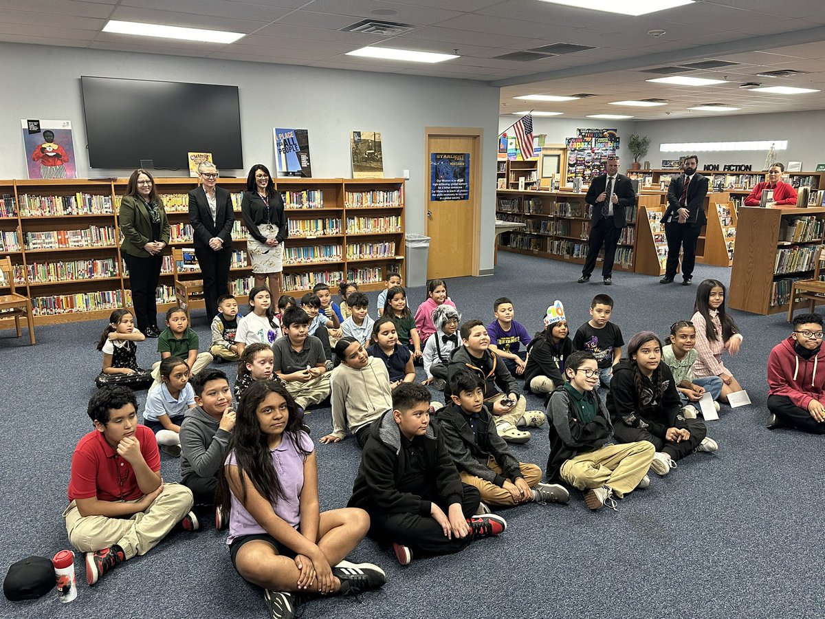 victorhugo_tv's tweet photo. Today, on Read Across America Day, we had the honor of welcoming AZ Governor @katiehobbs to Starlight Park College Preparatory and Community School. Governor Hobbs shared an inspiring reading of 'Grace for President' with our scholars, celebrating the joy &amp;
importance of reading. https://t.co/x1F9MzsNqE