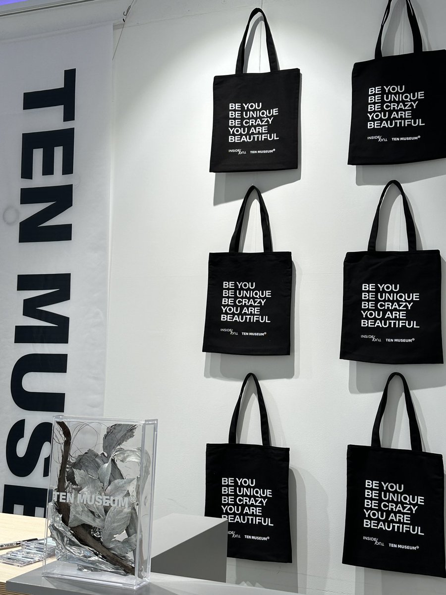 ten_museum's tweet photo. 【📢LUCKY DRAW EVENT】

本日TENさんの28歳のお誕生日をお祝いして、来場者の中から抽選で１名ずつに、展示品の

☆TEN MUSEUMオリジナルバッグ(ハンドメイド)
☆A１イベントポスター

をプレゼントいたします。
お楽しみに！！！

#TEN_MUSEUM
#テン #センイルカフェ https://t.co/rlnAZA6r8E