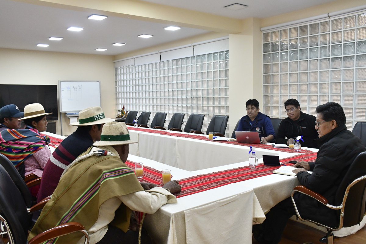 EdgarPary71's tweet photo. Hoy tuvimos la oportunidad de  reunimos con nuestros hermanos de la FESORC para tratar distintos temas pensando siempre  en seguir mejorando la formación en todo el territorio boliviano,  principalmente, en el área rural. https://t.co/cFrkBGDJRB