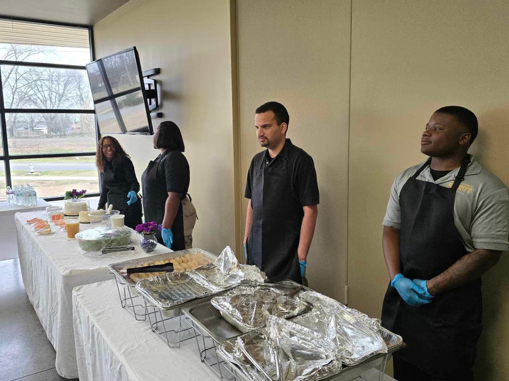 SheriffPulaski's tweet photo. Today PCSO Cadets assisted with feeding the Seniors of New Hope Baptist Church during their monthly luncheon. #PCSONEWS #CommunityFocused #SafetyDriven #IntegrityBased https://t.co/TLg9HvgUcg