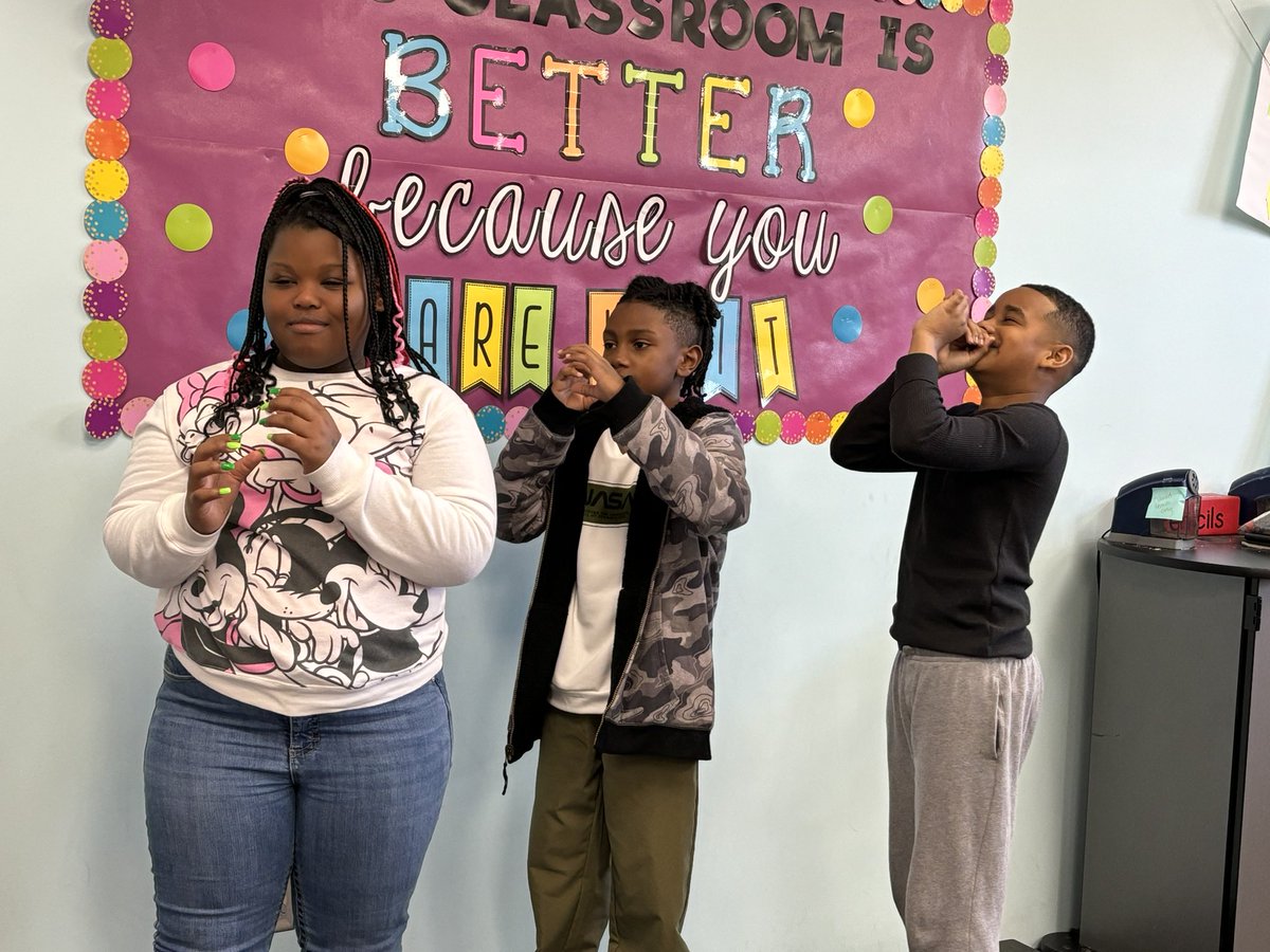 Today we read the book “Change Sings: A Children’s Anthem” by Amanda Gorman. After reading, the students did a fantastic job creating tableaus and discussing how change begins with us. @BPESArtsAcademy @ArtsNOW1 #BPInspired #tableau #change