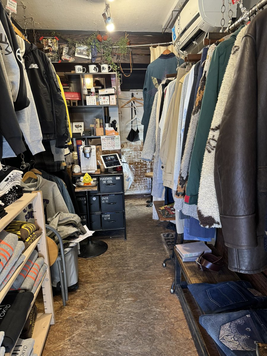 thaitakashi's tweet photo. ヴィンテージ古着、デニム、スニーカー、小物、春夏物入荷中です。Hatagaya City, Sasazuka City, Hatsudai City50%off是非お立ち寄り下さい
#幡ヶ谷
#春夏物入荷
#小物雑貨販売
#セレクトショップ
#ヴィンテージ古着
#古着ファッション
#commedesgarcons
#supremeshirt
#amoralcode
#selectshop https://t.co/oox0iGhtgA