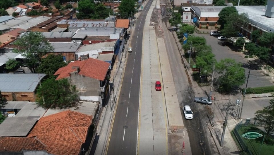 🧵 Hilo de obras paraguayas: Idea original vs como finalmente quedaron:

Metrobús
Idea original / Como quedó