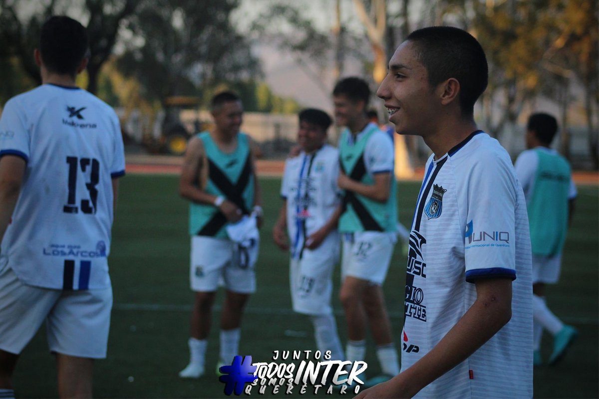 fcinterqro's tweet photo. 𝑮𝑹𝑨𝑵 𝑽𝑰𝑪𝑻𝑶𝑹𝑰𝑨 😎
📸Galería de nuestra Jornada 21 de la @LigaTDP contra #estudiantes de #queretaro🔵⚫️
#TodosSomosInter #TodosSomosQueretaro https://t.co/PHcRMCis8v
