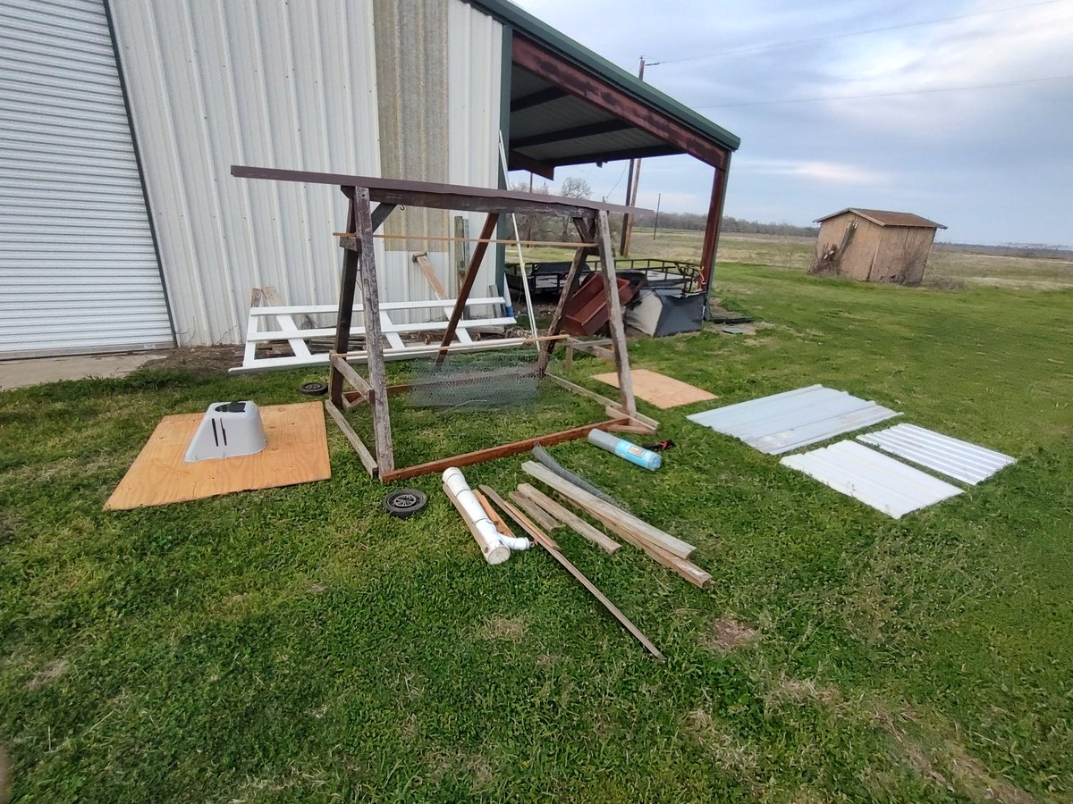 Controltowerst1's tweet photo. 98% #reclaimed materials and some intuition going towards my first #diy #chickentractor.
This will be used to move my meat birds around my yard. ( I hope ) ππ π
I'll be piecing it together throughout the week.
#homestead #MondayMotivation https://t.co/Rj1BduP6iX
