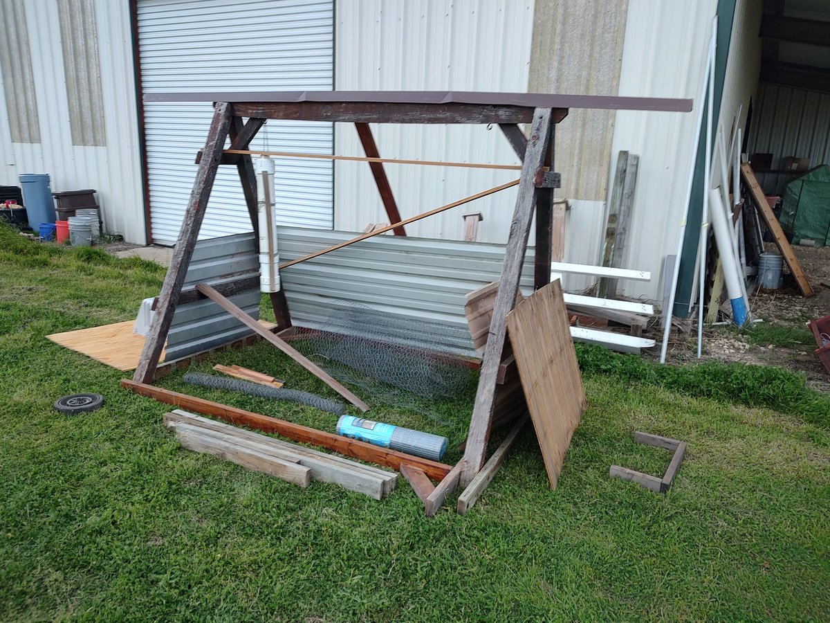 Controltowerst1's tweet photo. 98% #reclaimed materials and some intuition going towards my first #diy #chickentractor.
This will be used to move my meat birds around my yard. ( I hope ) ππ π
I'll be piecing it together throughout the week.
#homestead #MondayMotivation https://t.co/Rj1BduP6iX