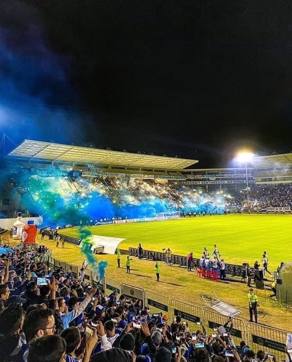 FutVega_'s tweet photo. Hinchada de equipo grande / hinchada de equipo chico. https://t.co/80e670qSt7