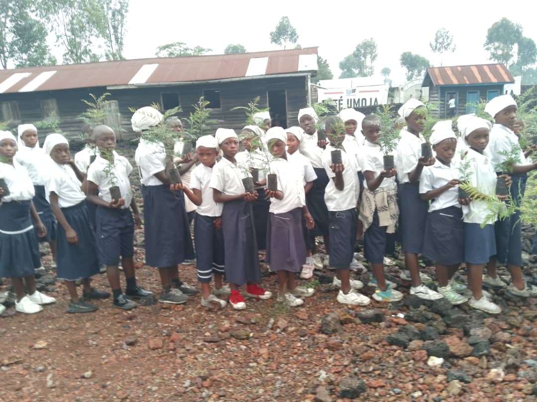 DEC_Organisatio's tweet photo. Soyons #U_Report en étant comme ces braves élèves spécialement les filles qui s'impliquent au quotidien ds la restauration des écosystèmes forestiers en voie d'extinction. Bravo à @CACSARL1 dans ces initiatives. Ensemble pour l'éducation environnementale @greenpeacefr @b_jaehee https://t.co/njIdAHO1Bb