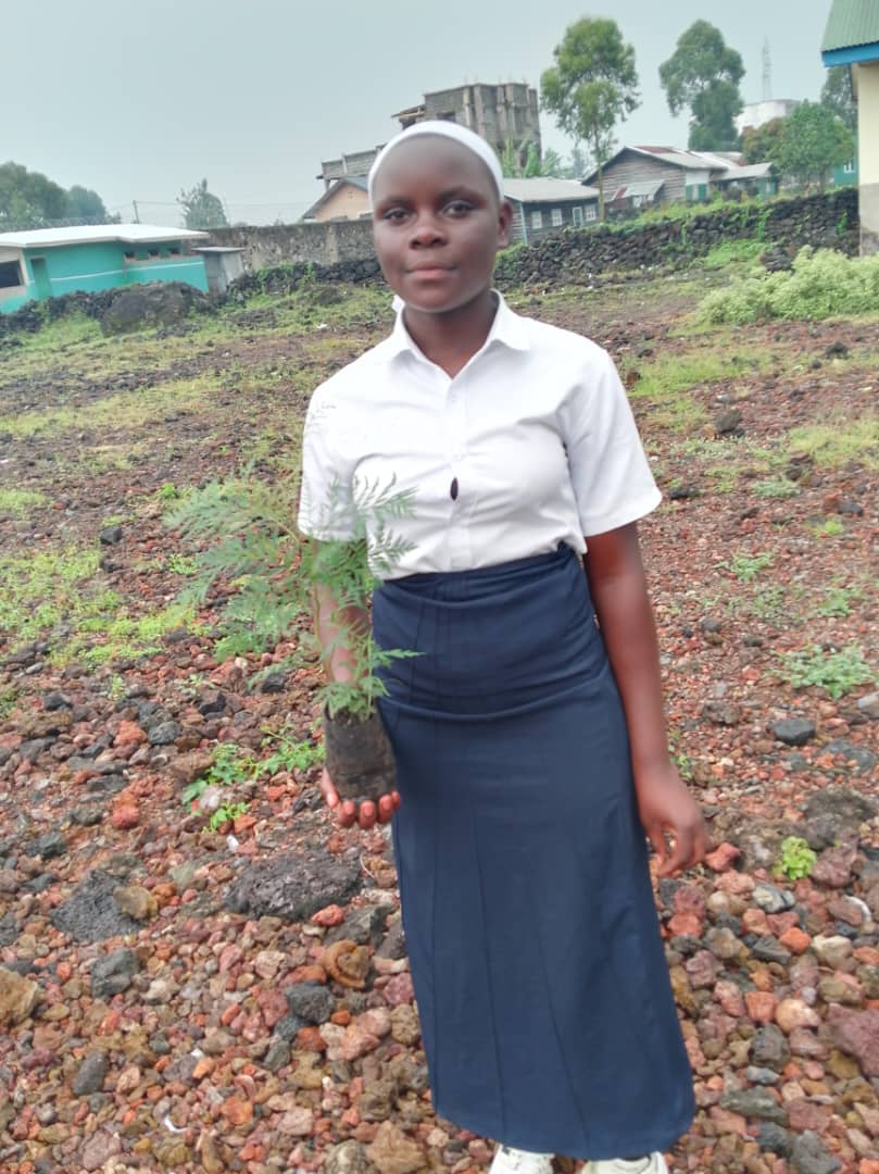 DEC_Organisatio's tweet photo. Soyons #U_Report en étant comme ces braves élèves spécialement les filles qui s'impliquent au quotidien ds la restauration des écosystèmes forestiers en voie d'extinction. Bravo à @CACSARL1 dans ces initiatives. Ensemble pour l'éducation environnementale @greenpeacefr @b_jaehee https://t.co/njIdAHO1Bb
