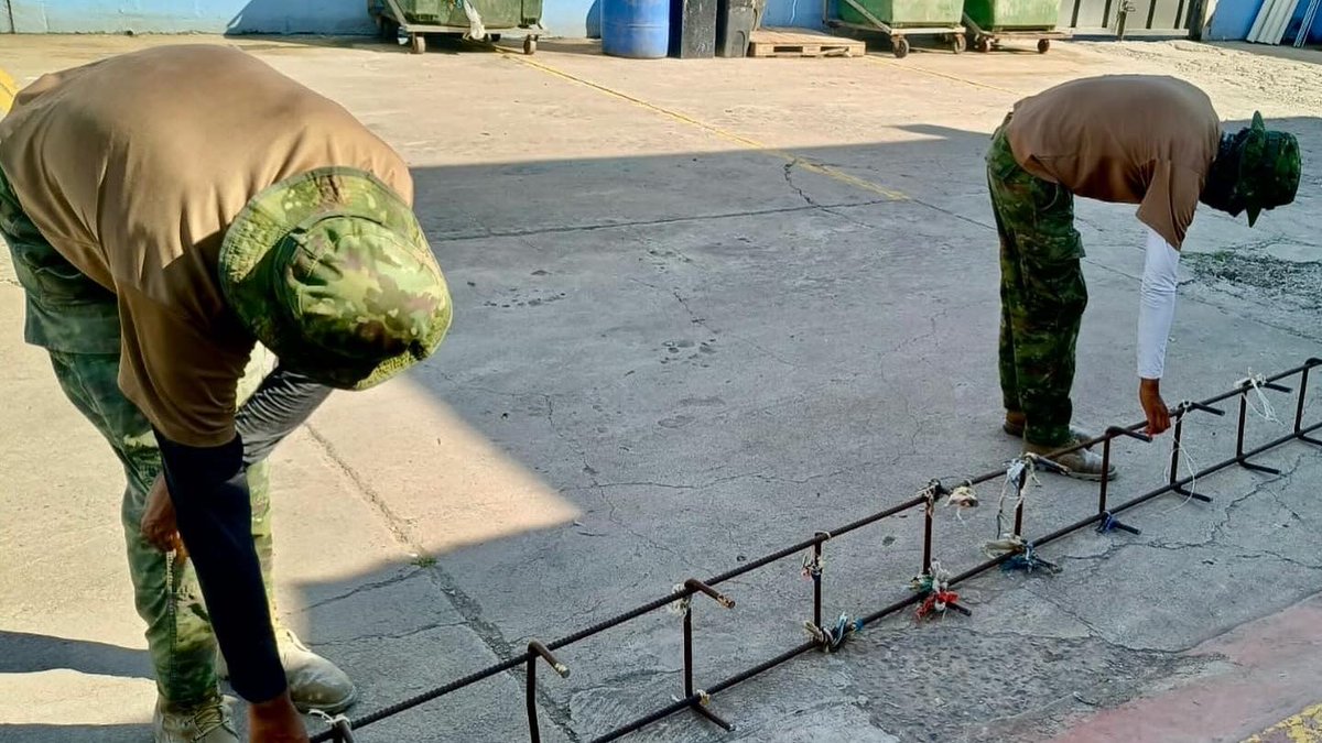 GoberElOro's tweet photo. Después de realizar un estudio de seguridad en el CPL #ElOro, el PMU, coordinó con @FFAAECUADOR la eliminación de escaleras metálicas de antiguas torres de vigilancia. 

Estas torres eran utilizadas por los presos en motines anteriores para llevar a cabo actividades ilícitas. https://t.co/AsfZBeSeYX