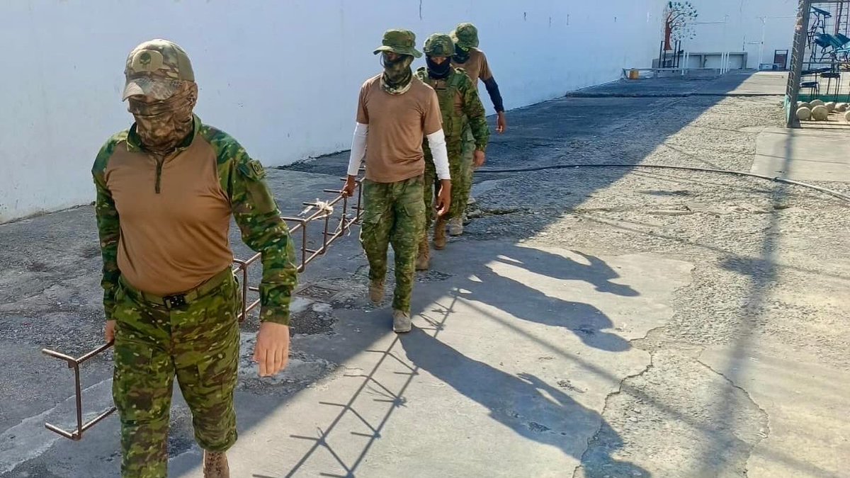 GoberElOro's tweet photo. Después de realizar un estudio de seguridad en el CPL #ElOro, el PMU, coordinó con @FFAAECUADOR la eliminación de escaleras metálicas de antiguas torres de vigilancia. 

Estas torres eran utilizadas por los presos en motines anteriores para llevar a cabo actividades ilícitas. https://t.co/AsfZBeSeYX