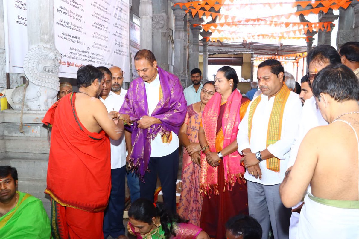 PravveenB's tweet photo. చిల్కానగర్ డివిజన్ లోని శ్రీ అభయాంజనేయ స్వామి దేవాలయం, స్వామివారి గర్భాలయము రాతిచే 
పునః నిర్మాణము నిమిత్తము కలాపకర్షణ' పూజా కార్యక్రమంలో ఉప్పల్ ఎమ్మెల్యే శ్రీ బండారి లక్ష్మారెడ్డి గారు , చిల్కనగర్ కార్పొరేటర్ శ్రీమతి బన్నాల గీత ప్రవీన్ ముదిరాజ్ , EO భాగ్య లక్ష్మి పాల్గొన్నారు https://t.co/LVJqotOODL